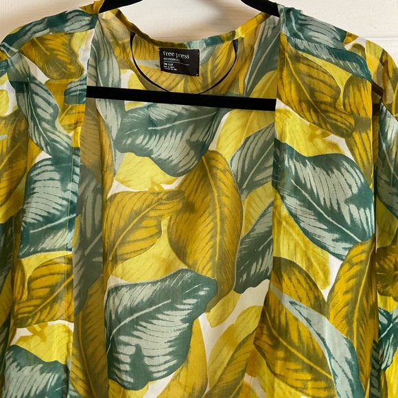 Free Press Woman’s Yellow and Green Leaf Print Kimono - Picture 4 of 13